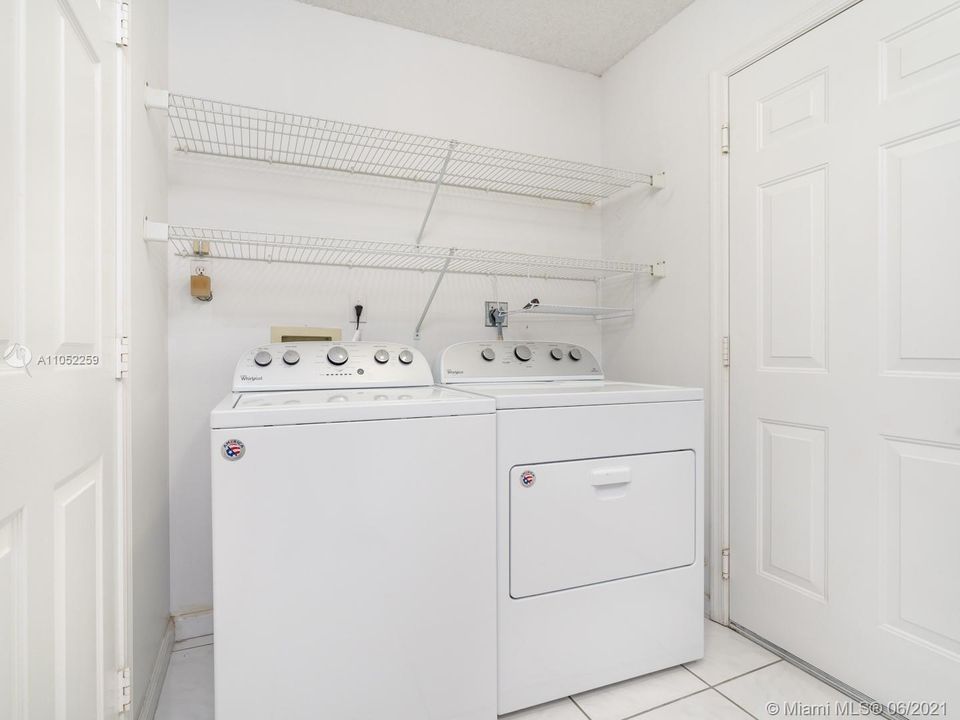 Vendido Recientemente: $319,000 (3 camas, 2 baños, 1548 Pies cuadrados)