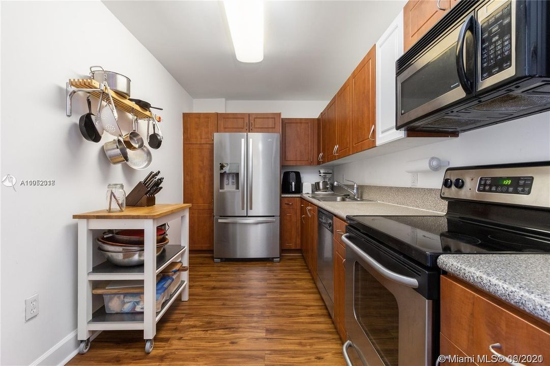 Recently Rented: $1,900 (1 beds, 1 baths, 905 Square Feet)