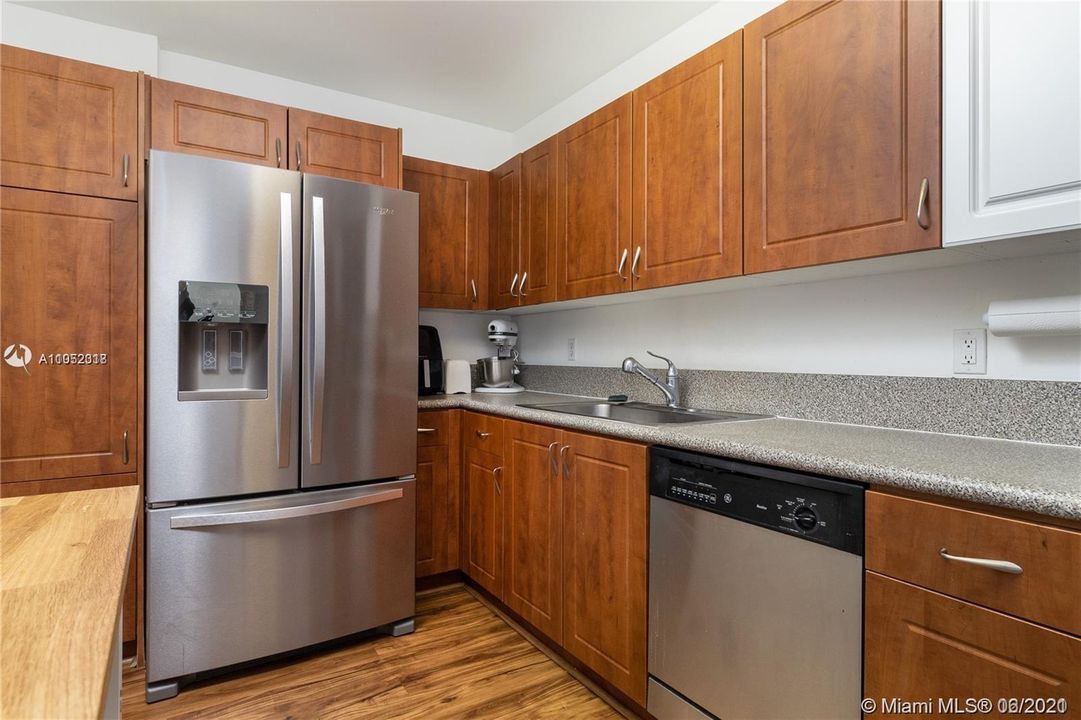 Recently Rented: $1,900 (1 beds, 1 baths, 905 Square Feet)