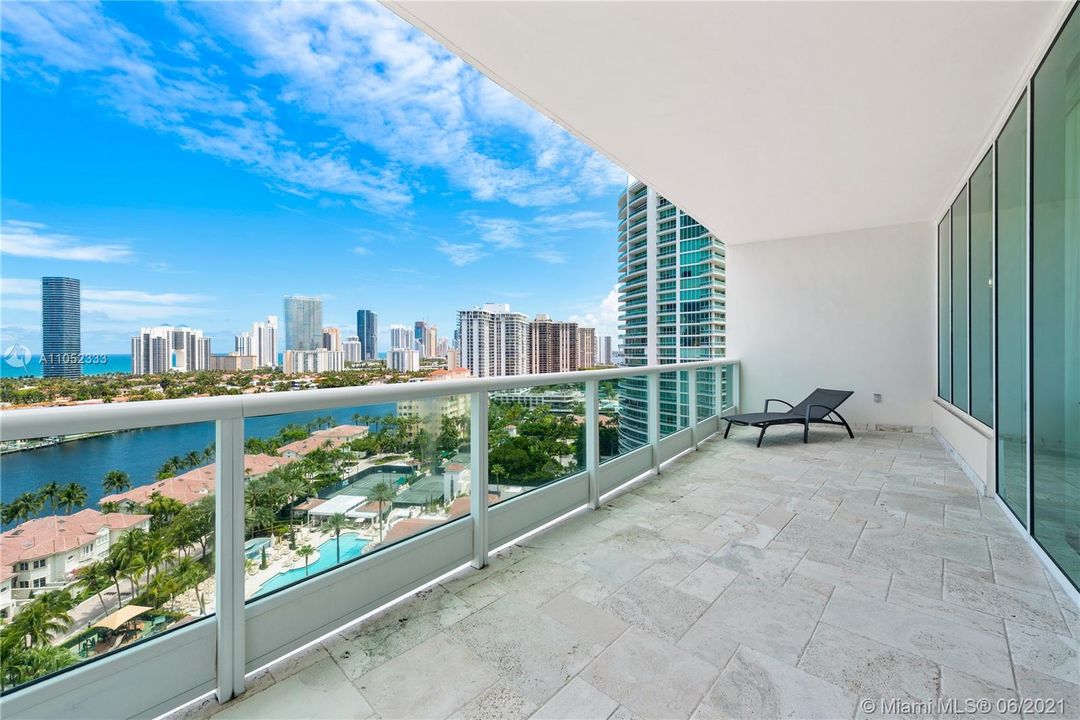 Recently Sold: $2,499,000 (3 beds, 3 baths, 3641 Square Feet)