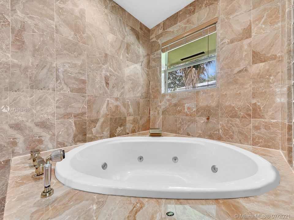 MARBLE MASTER BATHROOM FEATURES EXTRA LARGE SPA SHOWER, JACUZZI STYLE TUB, DOUBLE SINKS, AND AN AMAZING SAUNA....TALK ABOUT LUXURY....