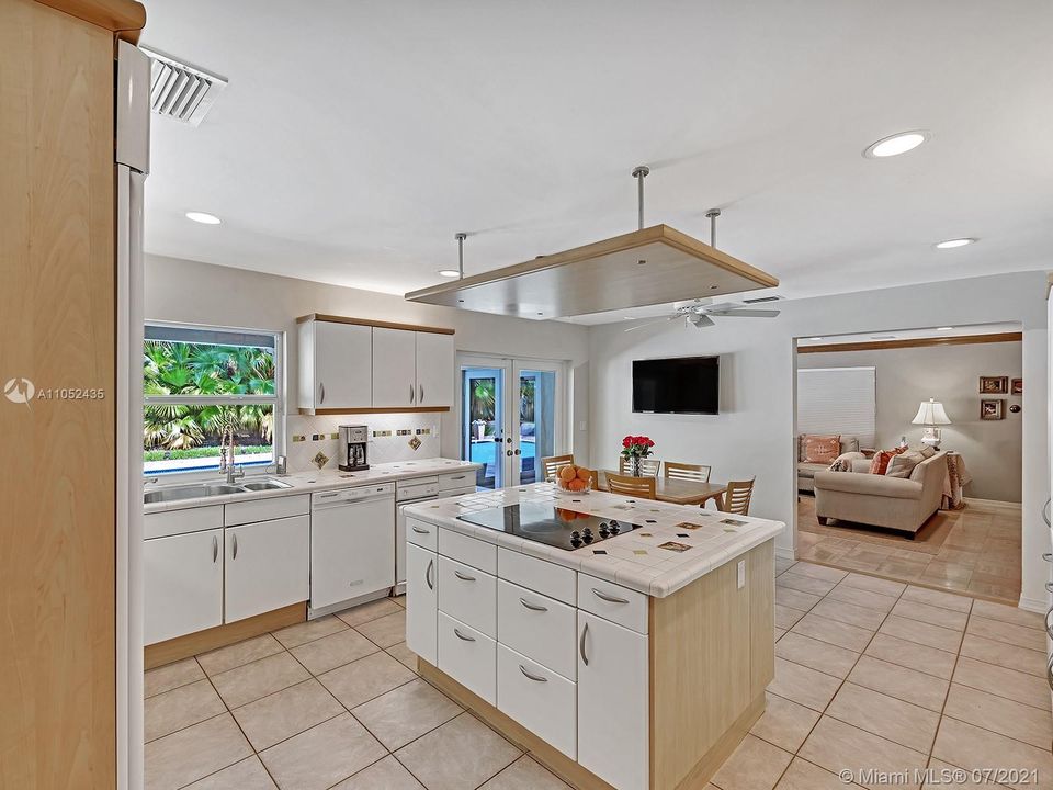 HUGE ISLAND MAKES THIS KITCHEN GREAT FOR FAMILY GATHERINGS AND GOURMET COOKING!