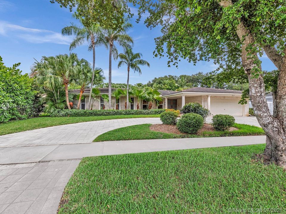 THIS MAJESTIC HOME FEATURES CIRCULAR DRIVEWAY AND 2 CAR GARAGE AS WELL AS 3563 SF OF LIVING AREA WITH 5 BEDROOMS 4.5 BATHS PERFECTLY SITUATED ON THE PRIME CUL DE SAC IN GATED AND COVETED OAK FOREST ESTATES.