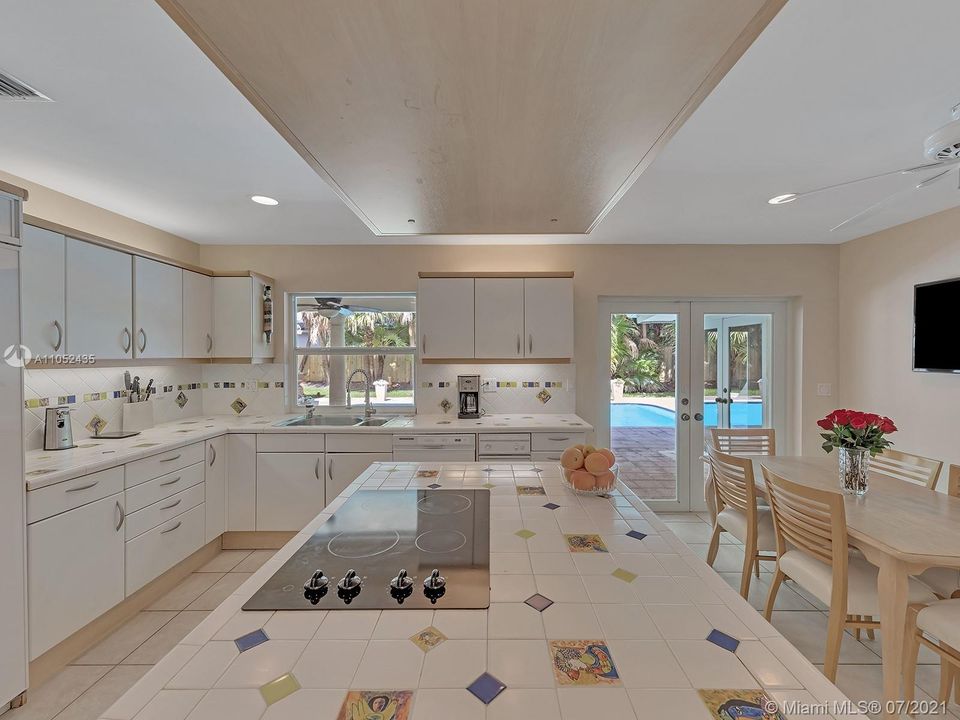 SUPER LARGE EAT-IN KITCHEN OVERLOOKS THE POOL PERFECTLY SITUATED FOR EASE OF ENTERTAINING.