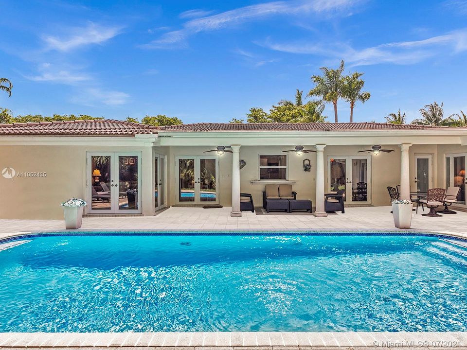 Recently Sold: $1,599,000 (5 beds, 4 baths, 3563 Square Feet)