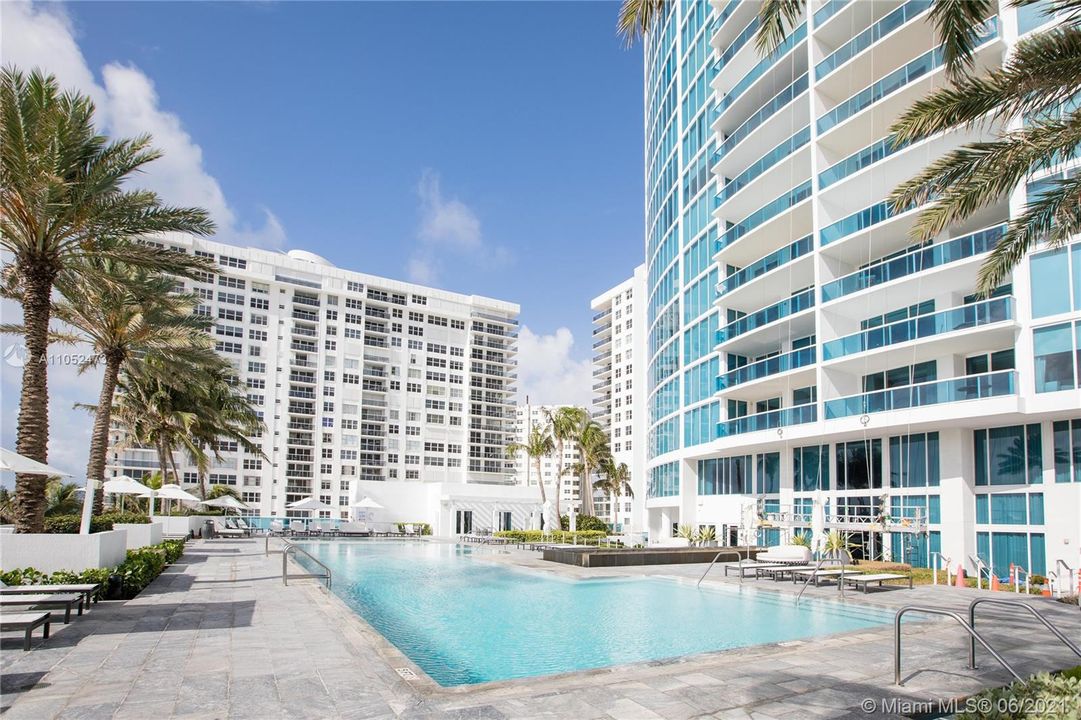 Recently Sold: $3,200,000 (3 beds, 3 baths, 3395 Square Feet)