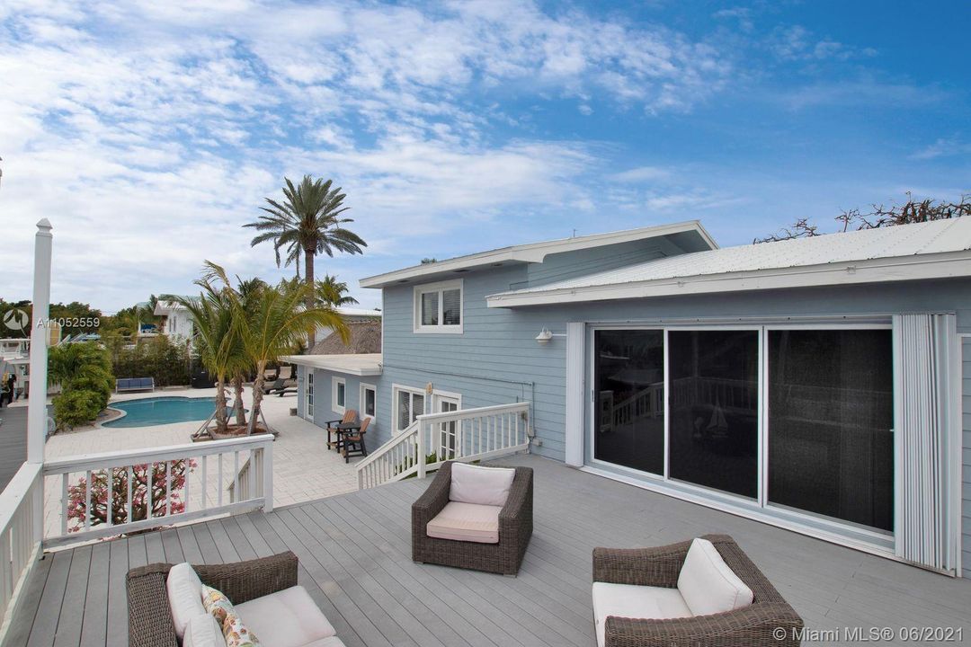 Recently Sold: $2,000,000 (4 beds, 3 baths, 2018 Square Feet)