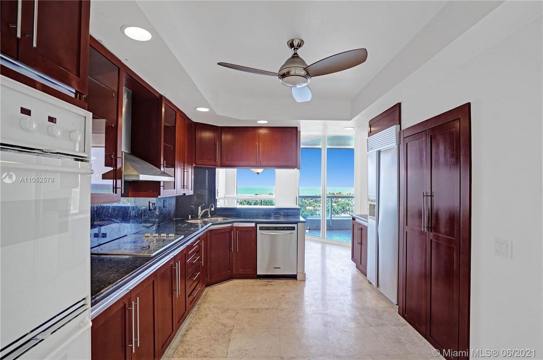 Very spacious kitchin with breakfast area facing the ocean.