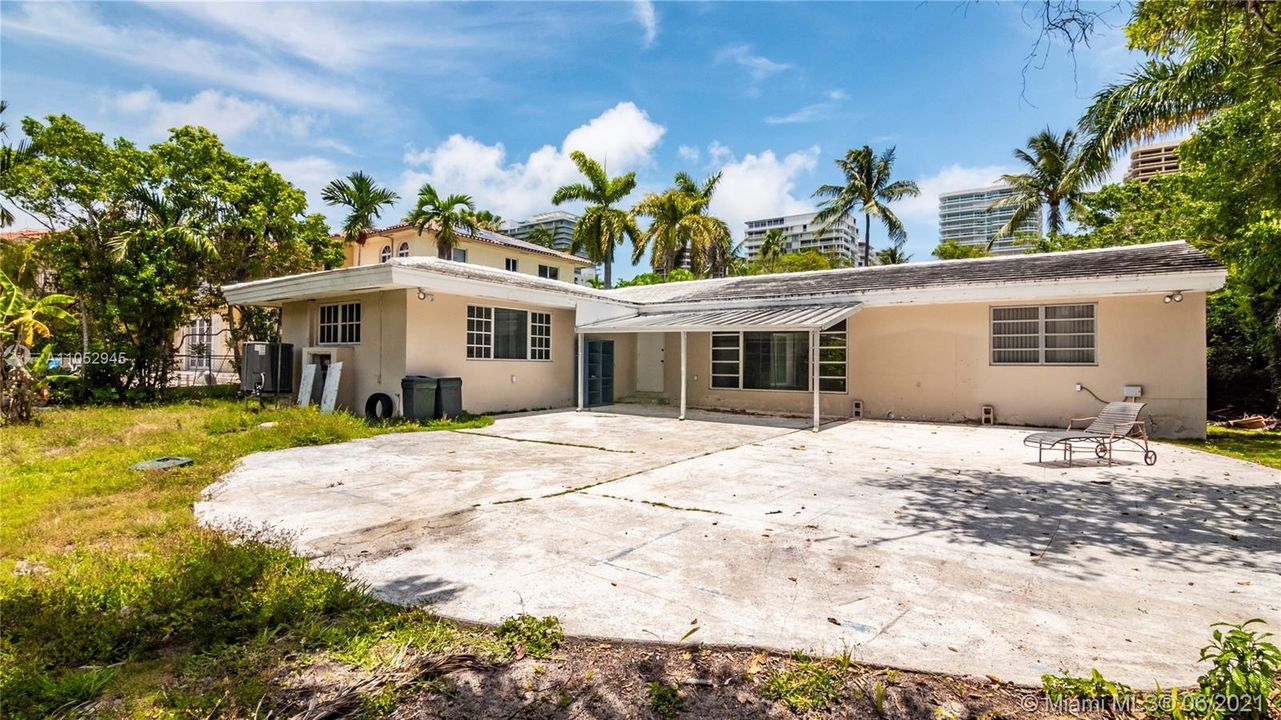 Recently Sold: $3,975,000 (3 beds, 2 baths, 2481 Square Feet)