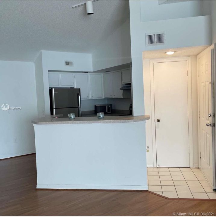 Recently Rented: $1,250 (1 beds, 1 baths, 726 Square Feet)