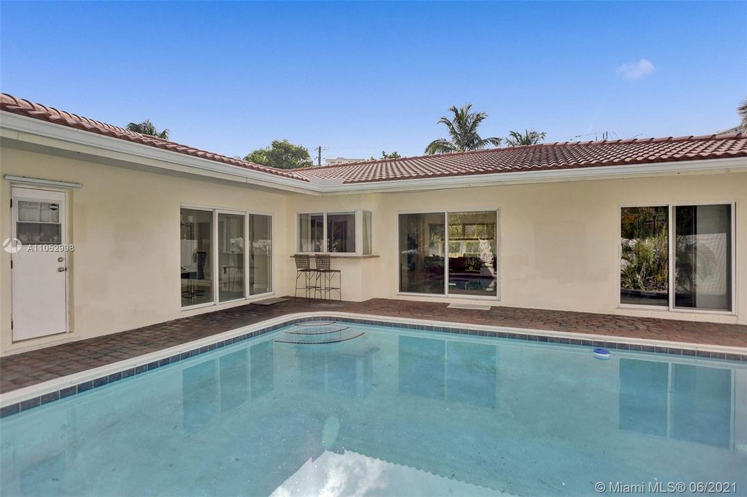 Recently Sold: $1,275,000 (3 beds, 2 baths, 1845 Square Feet)