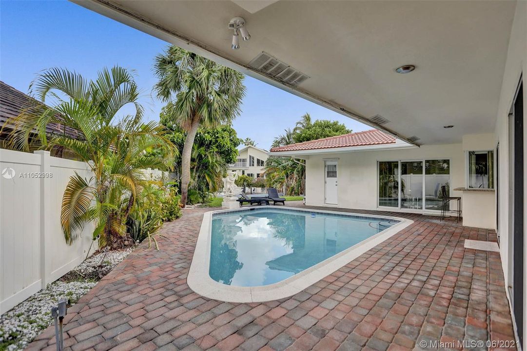 Recently Sold: $1,275,000 (3 beds, 2 baths, 1845 Square Feet)