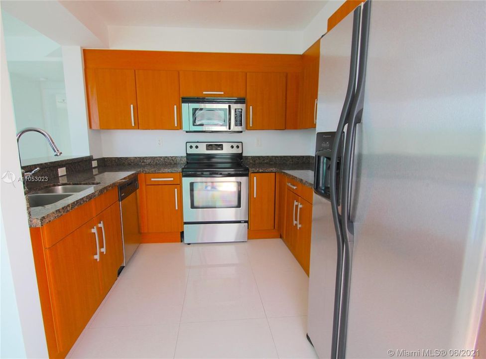 Recently Rented: $3,000 (2 beds, 2 baths, 1387 Square Feet)