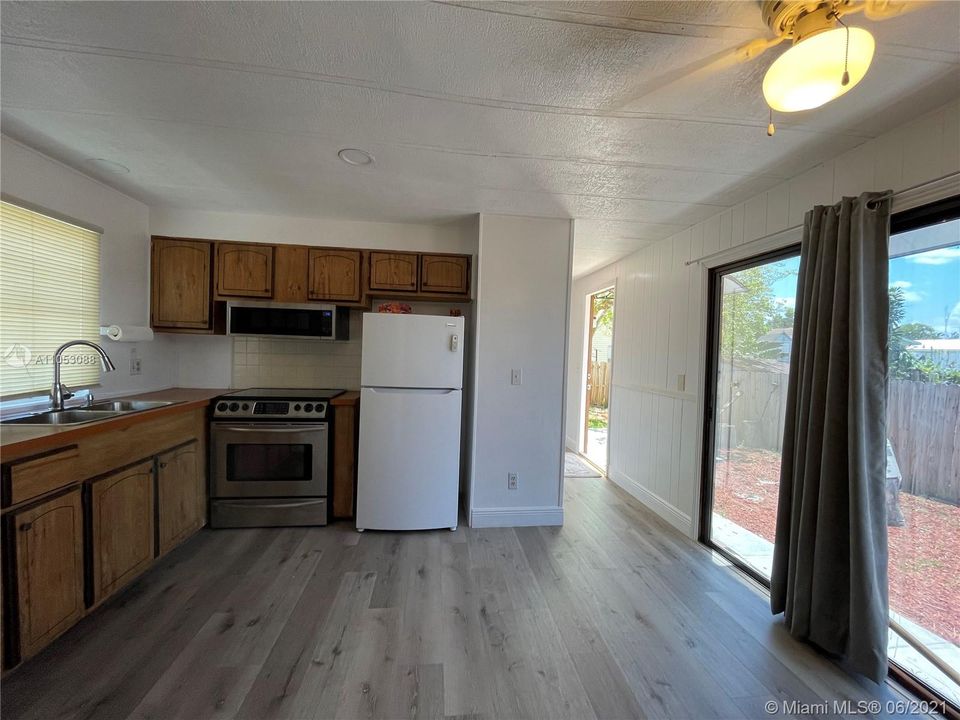 Recently Rented: $1,200 (1 beds, 1 baths, 840 Square Feet)