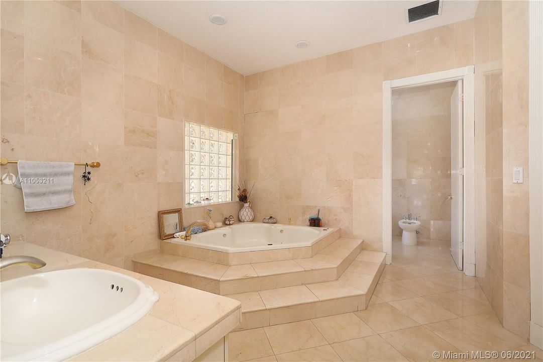 Недавно продано: $1,485,000 (7 спален, 6 ванн, 6054 Квадратных фут)