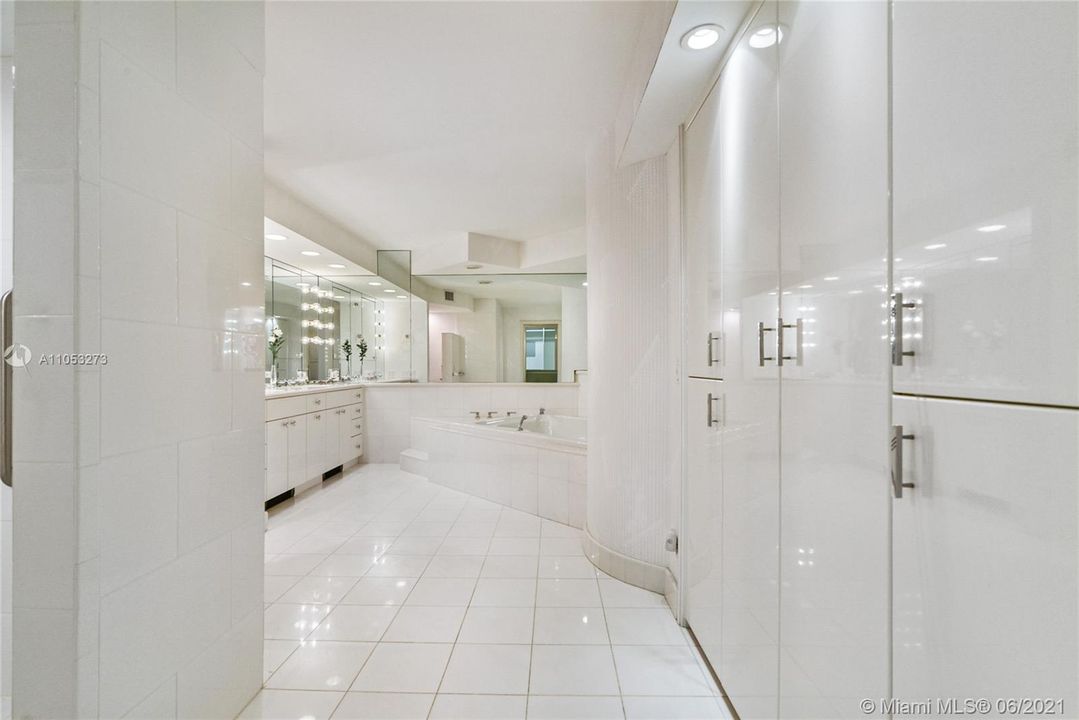 最近售出: $2,750,000 (3 贝兹, 3 浴室, 4180 平方英尺)
