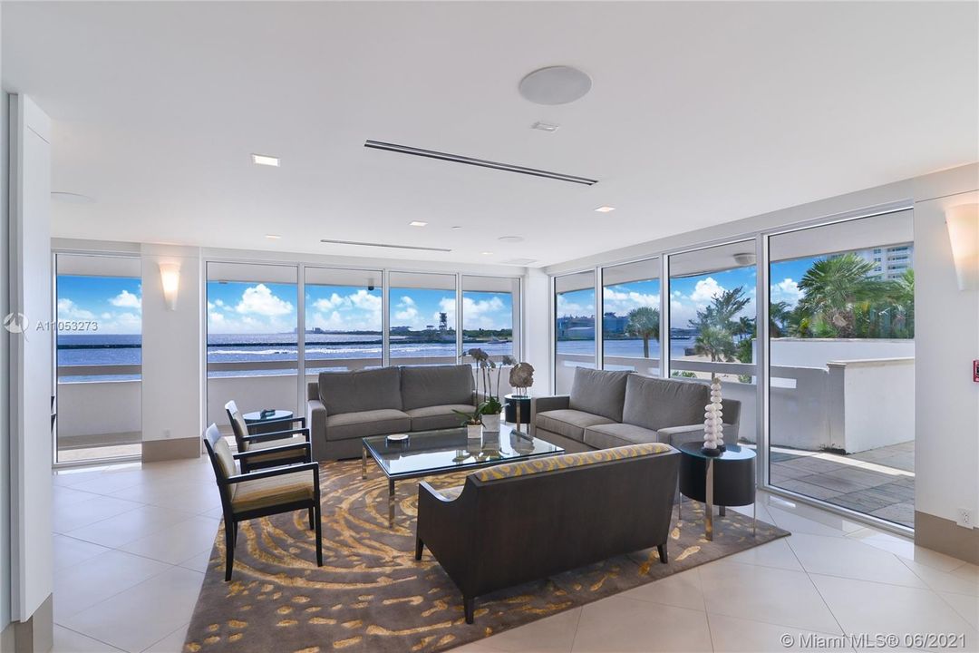 Recently Sold: $2,750,000 (3 beds, 3 baths, 4180 Square Feet)