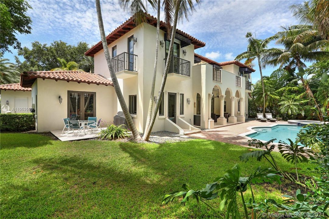 Recently Sold: $2,749,000 (5 beds, 4 baths, 4574 Square Feet)