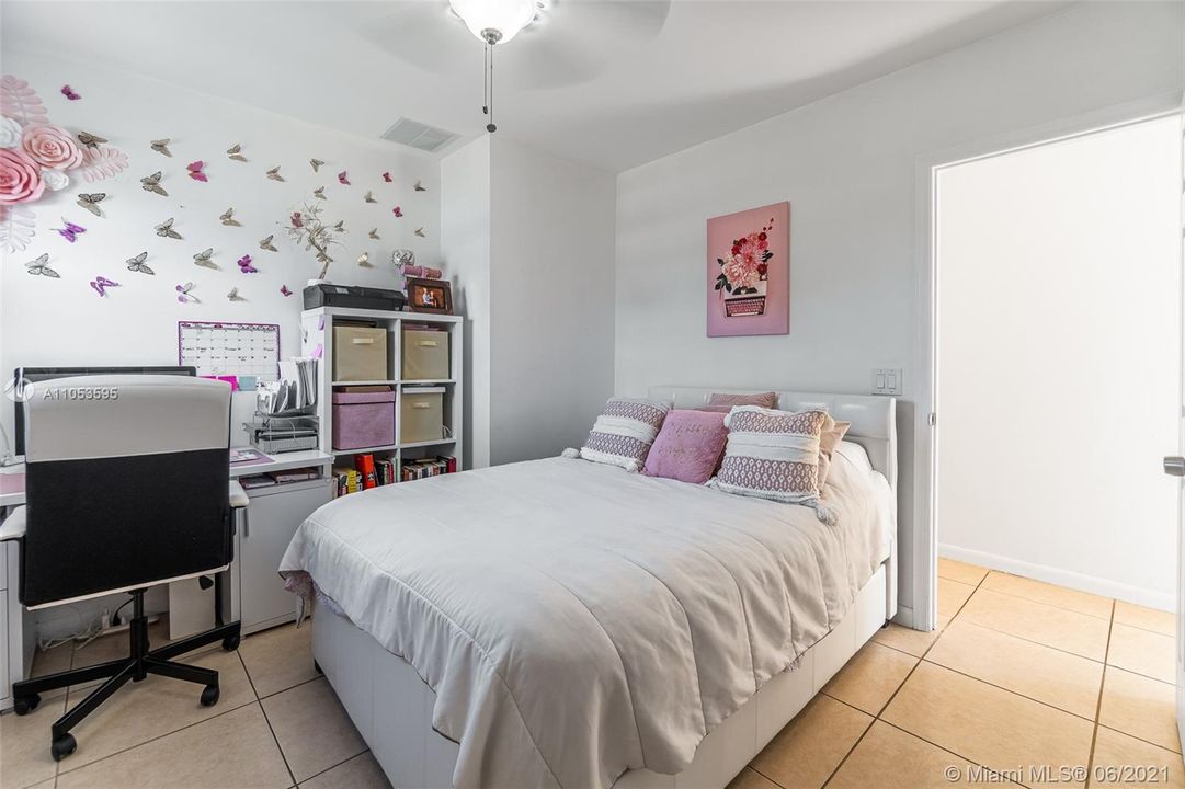 Recently Sold: $400,000 (3 beds, 2 baths, 1692 Square Feet)