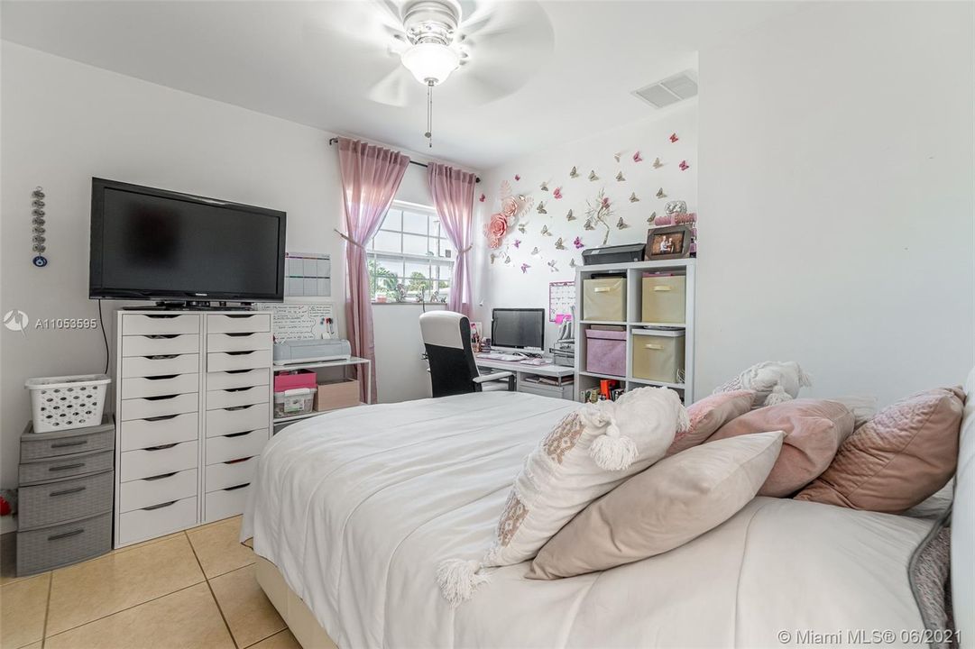Recently Sold: $400,000 (3 beds, 2 baths, 1692 Square Feet)