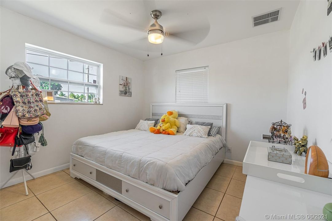Recently Sold: $400,000 (3 beds, 2 baths, 1692 Square Feet)