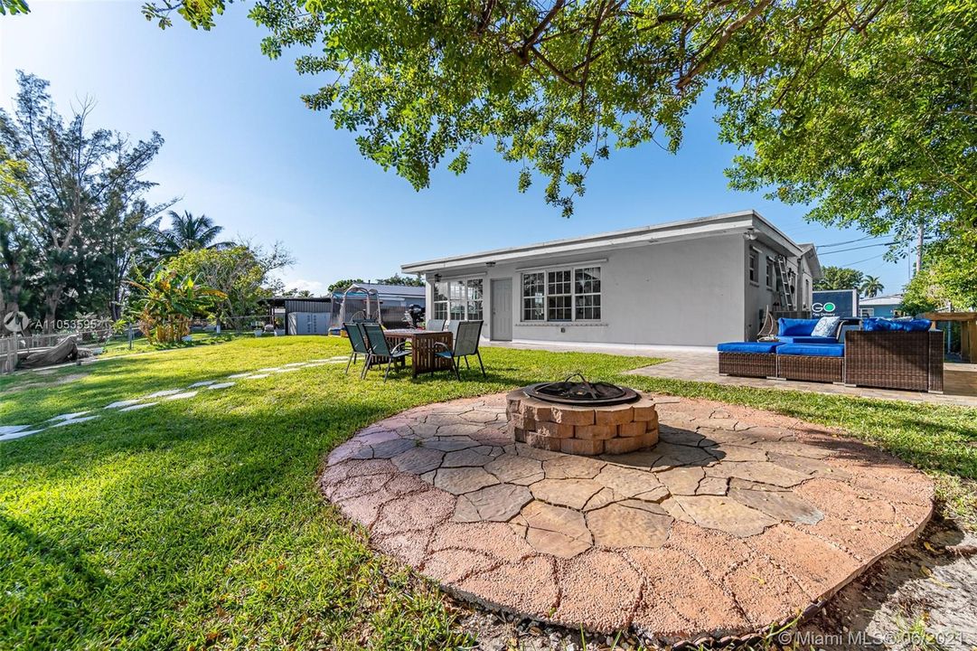 Recently Sold: $400,000 (3 beds, 2 baths, 1692 Square Feet)