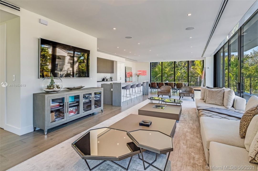 Recently Sold: $6,900,000 (5 beds, 5 baths, 5642 Square Feet)