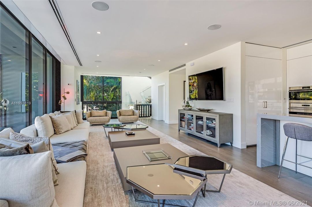 Recently Sold: $6,900,000 (5 beds, 5 baths, 5642 Square Feet)