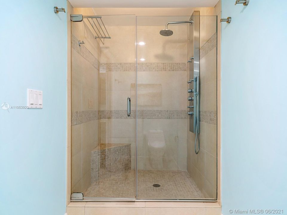 最近售出: $1,100,000 (3 贝兹, 2 浴室, 1837 平方英尺)