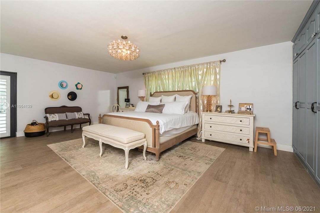 Recently Sold: $1,499,567 (3 beds, 2 baths, 2723 Square Feet)