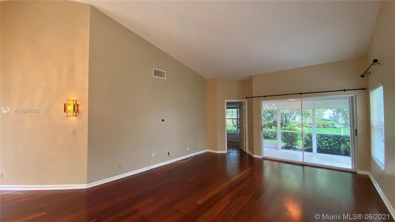 Recently Sold: $339,000 (2 beds, 2 baths, 1585 Square Feet)