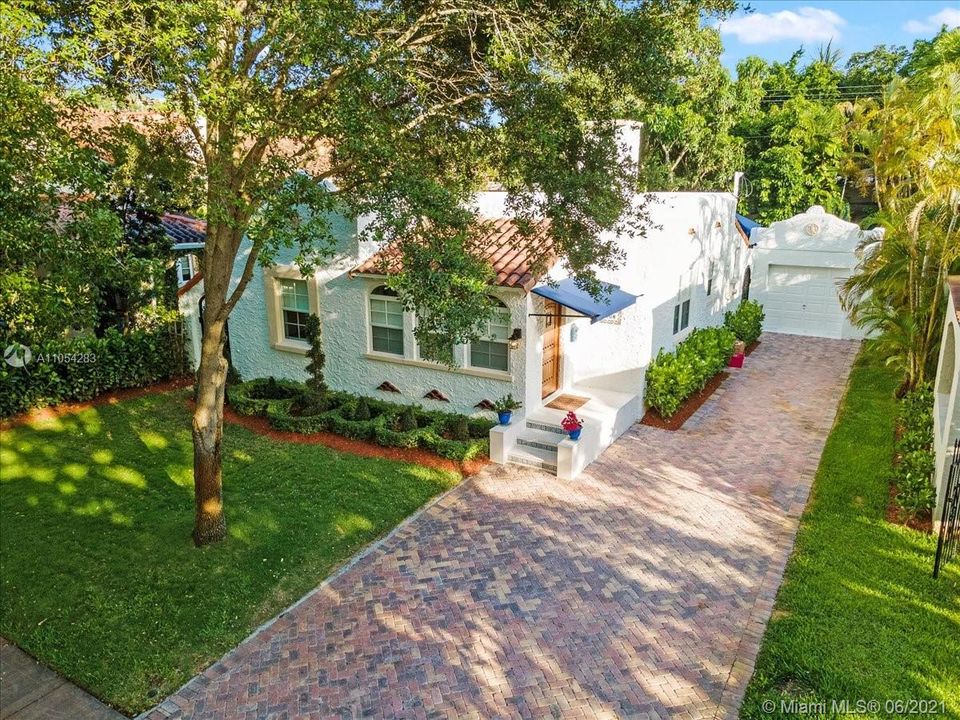 Recently Sold: $849,000 (3 beds, 2 baths, 1291 Square Feet)