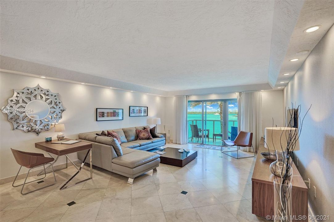 Recently Sold: $1,125,000 (2 beds, 2 baths, 1800 Square Feet)