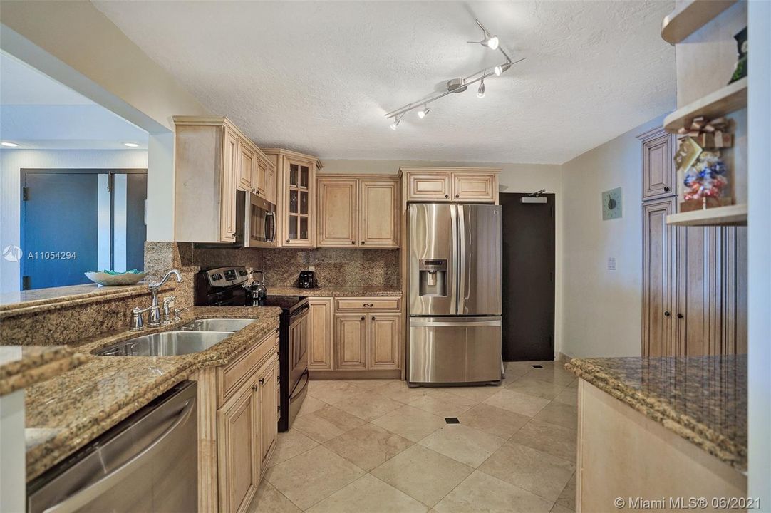 Recently Sold: $1,125,000 (2 beds, 2 baths, 1800 Square Feet)