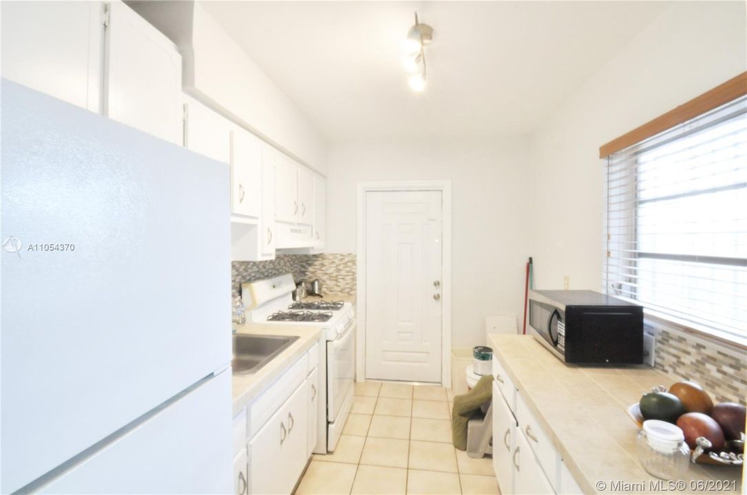 Recently Rented: $2,200 (3 beds, 1 baths, 1048 Square Feet)