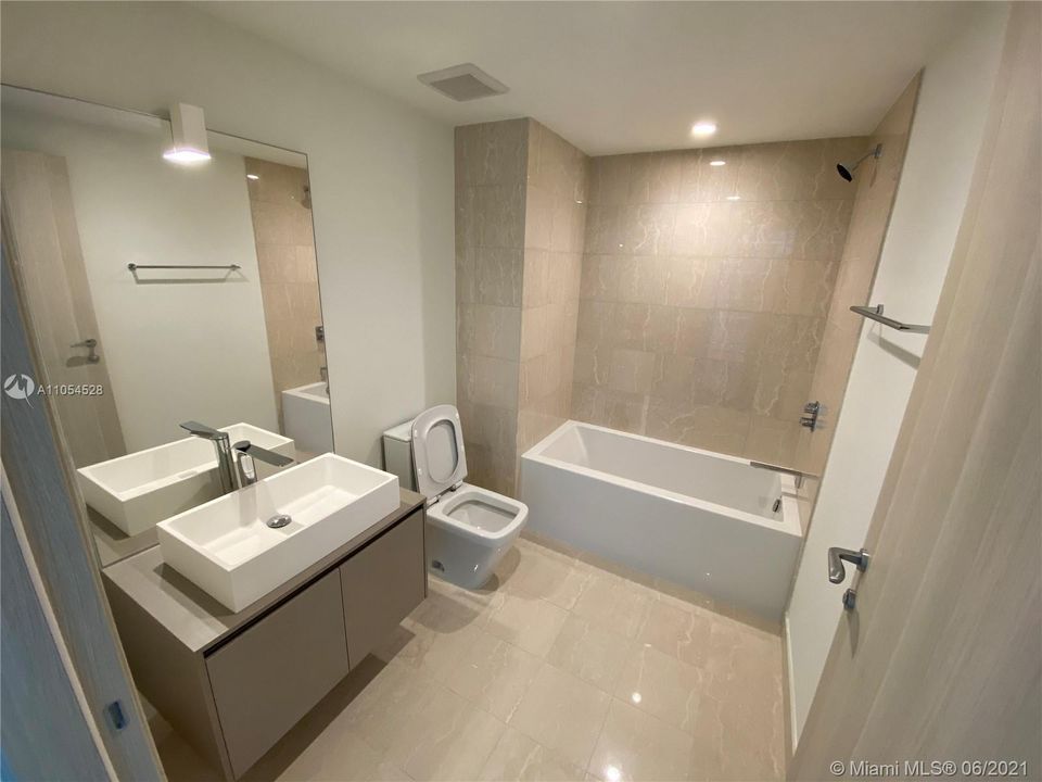 Недавно арендовано: $6,500 (2 спален, 2 ванн, 1369 Квадратных фут)