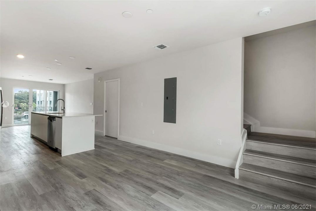 Recently Rented: $2,600 (2 beds, 2 baths, 1390 Square Feet)