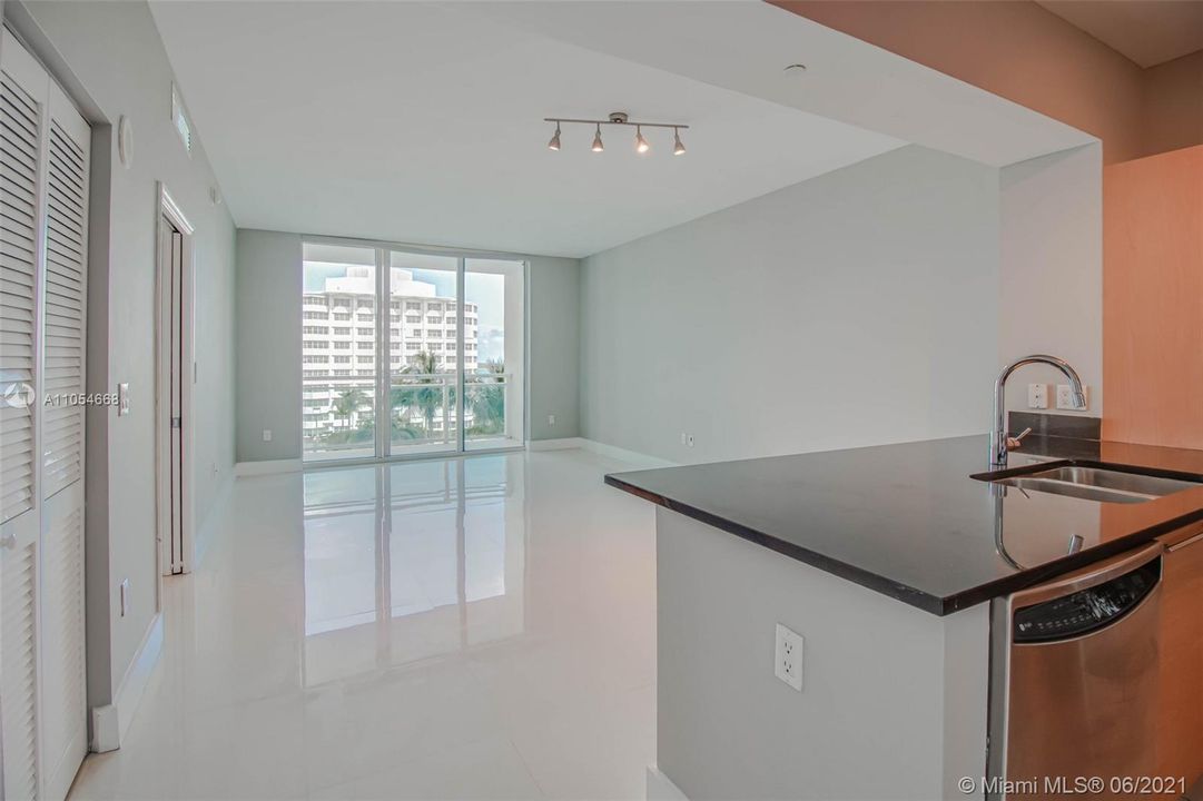 Recently Sold: $350,000 (1 beds, 1 baths, 702 Square Feet)