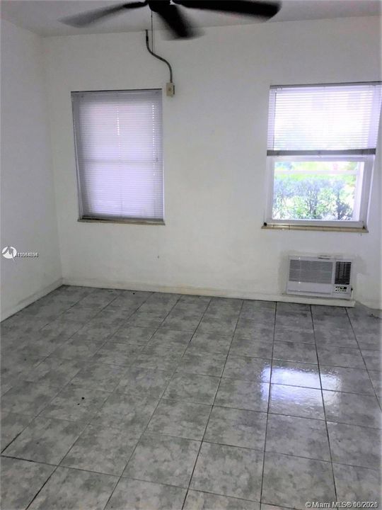 Recently Rented: $1,350 (1 beds, 1 baths, 582 Square Feet)