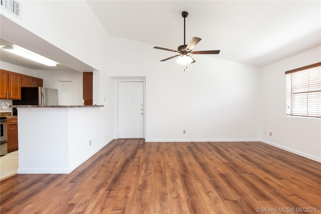 Recently Sold: $182,000 (1 beds, 1 baths, 820 Square Feet)