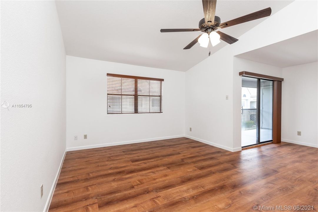 Recently Sold: $182,000 (1 beds, 1 baths, 820 Square Feet)