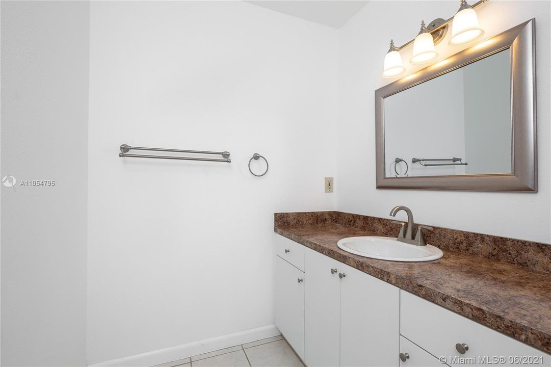 Recently Sold: $182,000 (1 beds, 1 baths, 820 Square Feet)