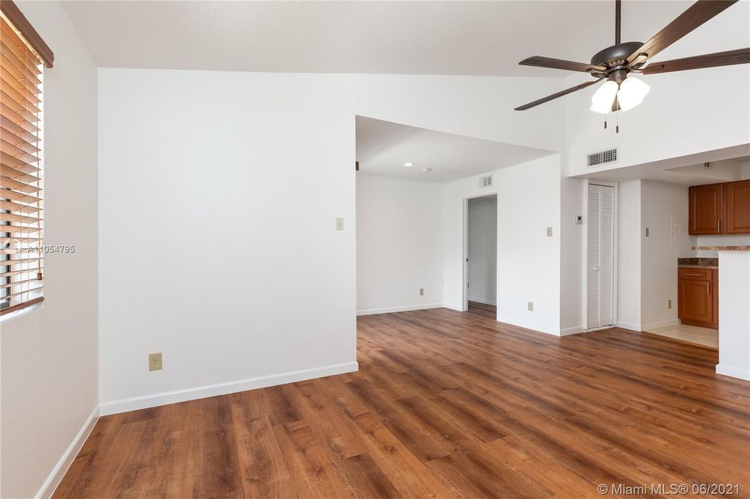 Recently Sold: $182,000 (1 beds, 1 baths, 820 Square Feet)