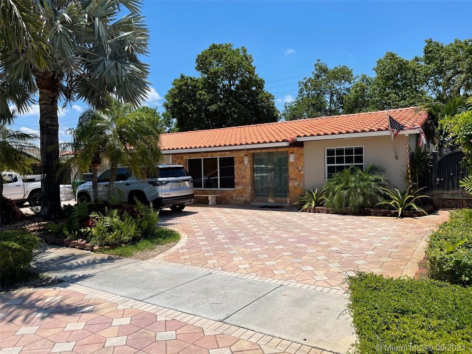 Recently Sold: $560,000 (3 beds, 2 baths, 1826 Square Feet)