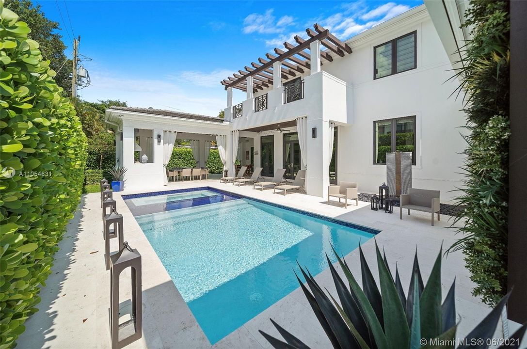 Recently Sold: $3,200,000 (5 beds, 5 baths, 4126 Square Feet)