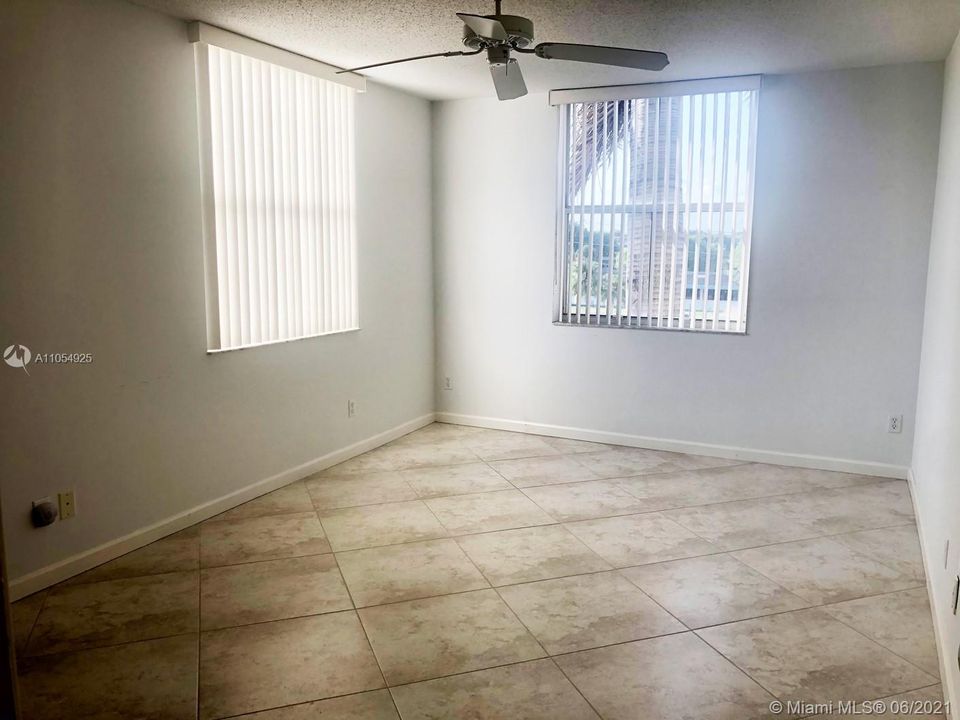 Recently Rented: $1,550 (1 beds, 1 baths, 727 Square Feet)