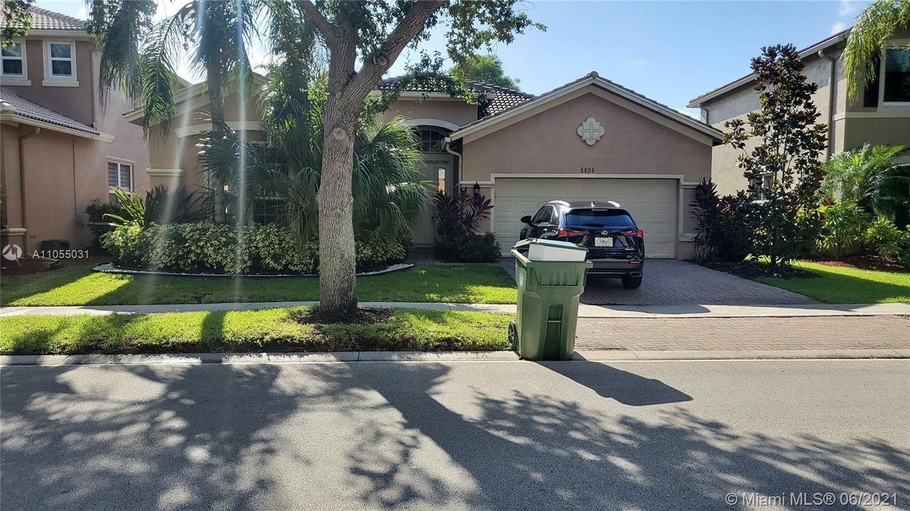 Recently Sold: $530,000 (3 beds, 2 baths, 1888 Square Feet)