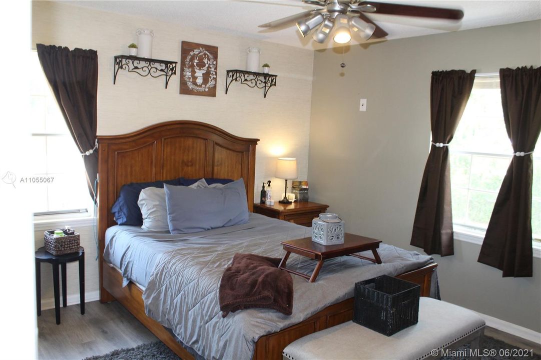 Recently Sold: $345,000 (4 beds, 3 baths, 1704 Square Feet)