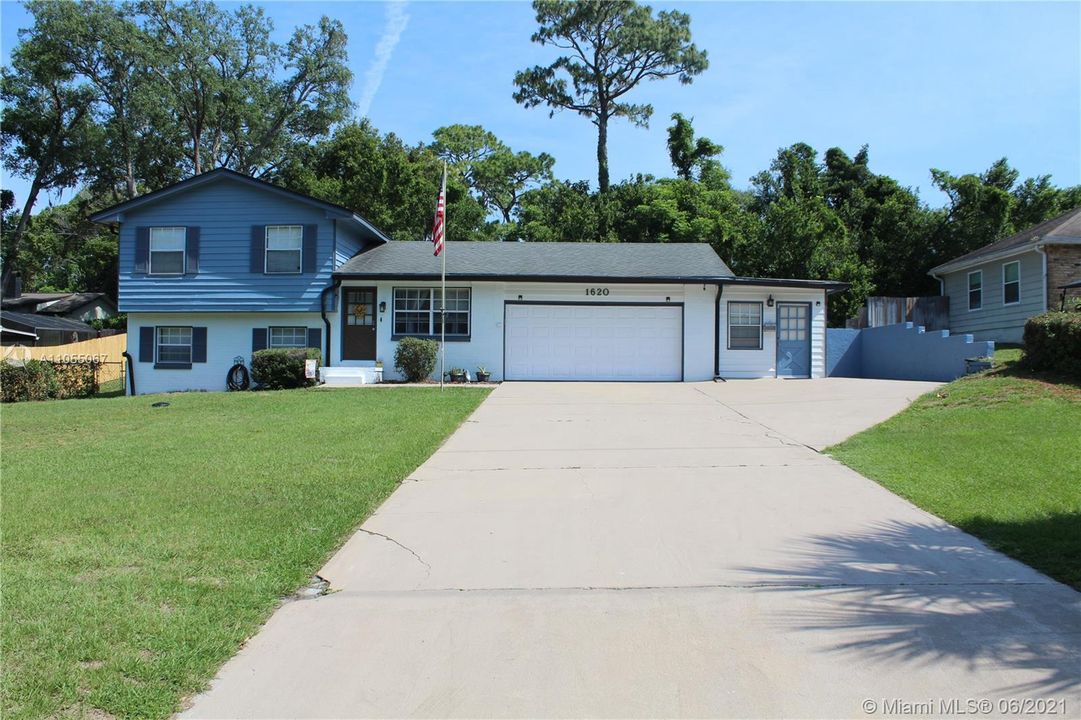 Recently Sold: $345,000 (4 beds, 3 baths, 1704 Square Feet)