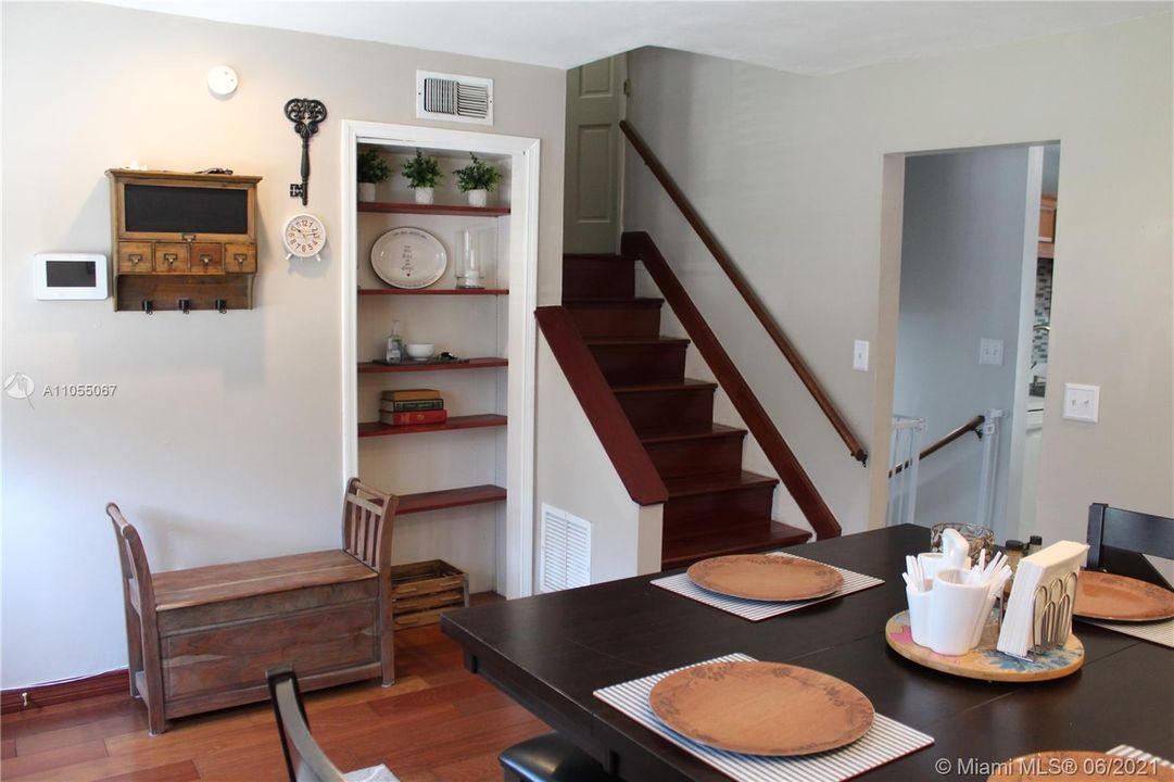 Recently Sold: $345,000 (4 beds, 3 baths, 1704 Square Feet)